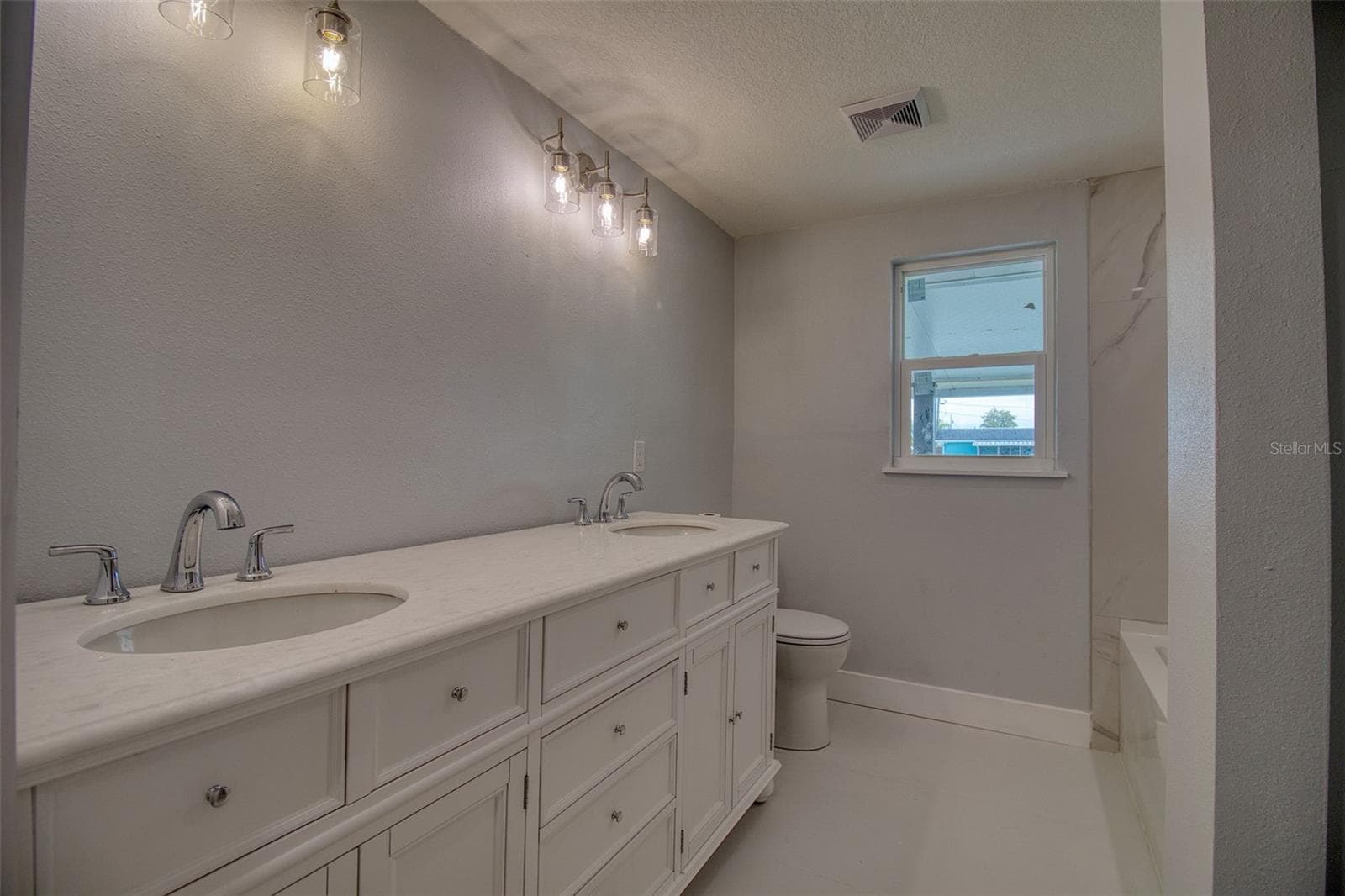 Hall bathroom - 13812 MATTIX AVE, HUDSON
