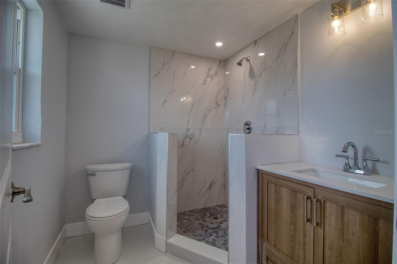 in-law suite bathroom - 13812 MATTIX AVE, HUDSON