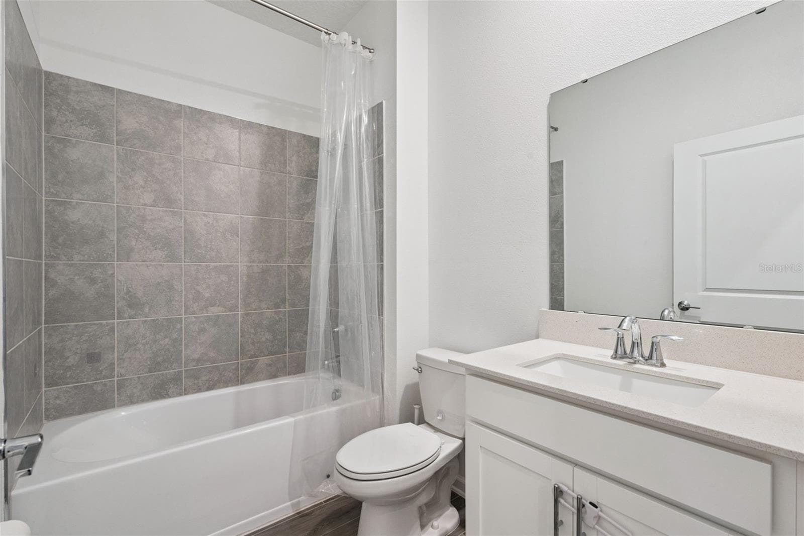 Full bathroom - 6175 SHAVASANA RD RD, CLERMONT