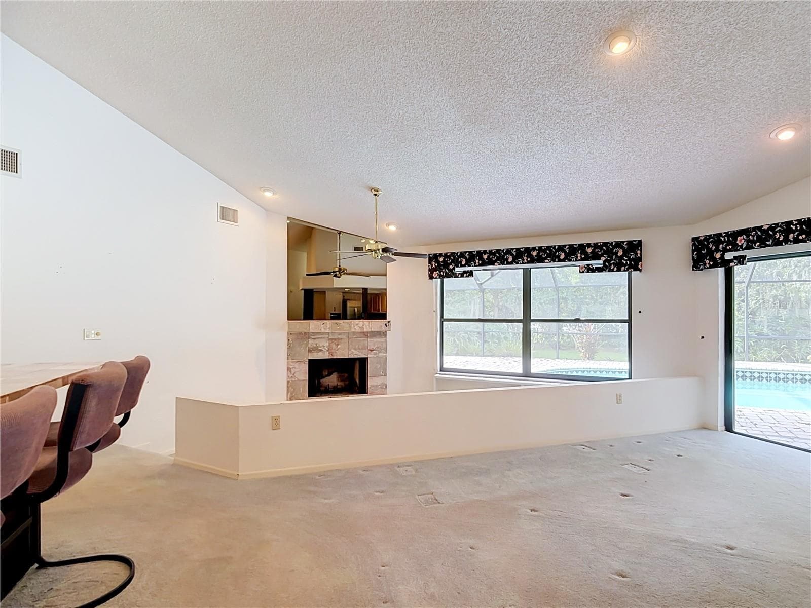 Great Room overlooking pool & patio - 3305 IMPERIAL LN, LAKELAND