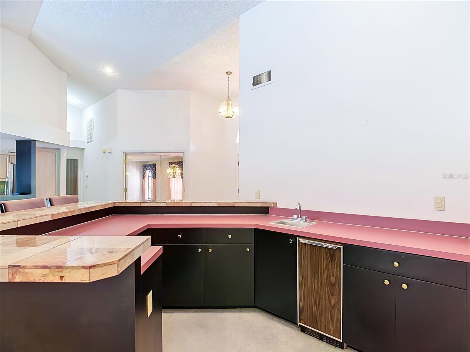 Great room bar area. - 3305 IMPERIAL LN, LAKELAND