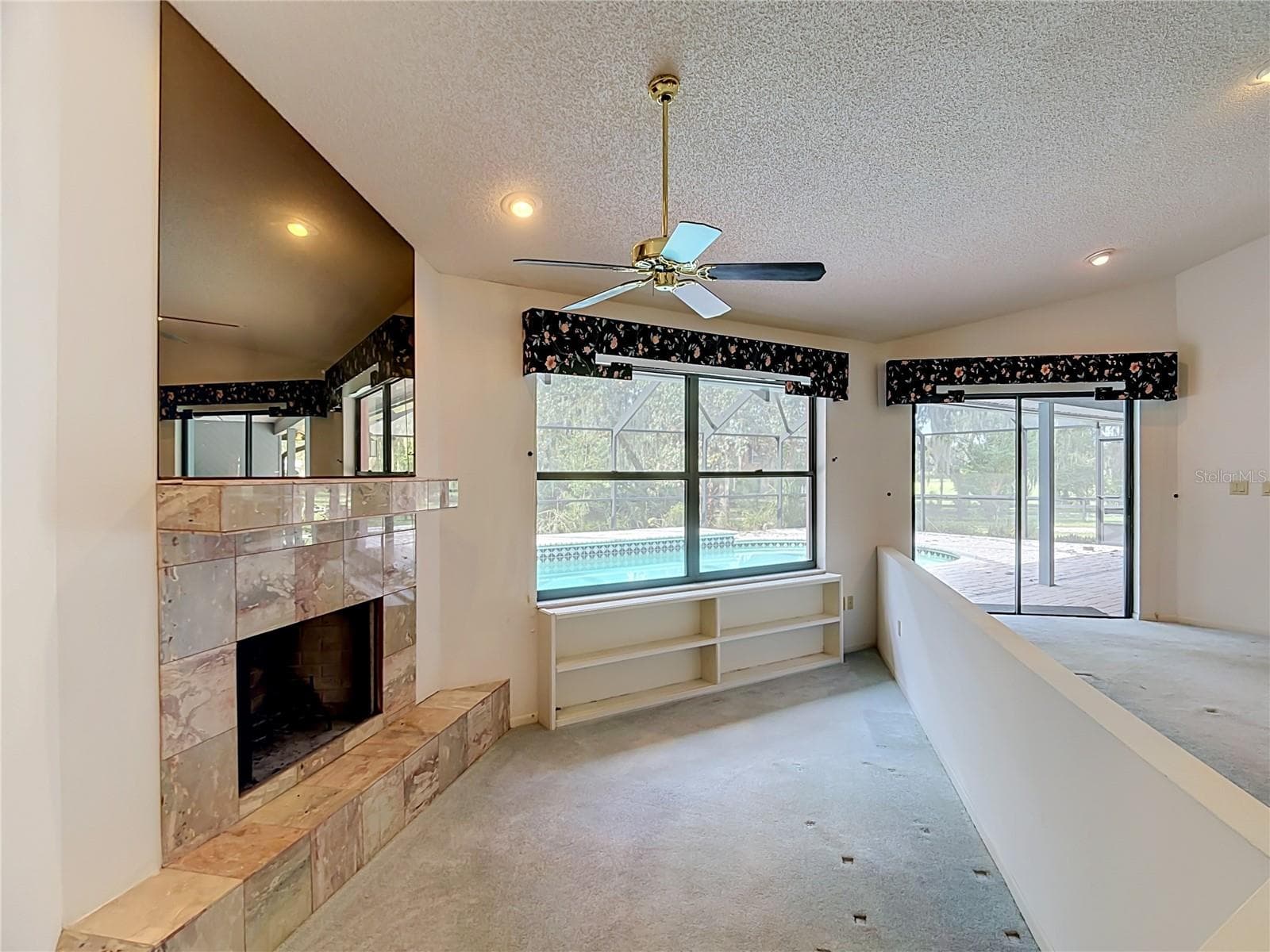 Step-down sitting area - 3305 IMPERIAL LN, LAKELAND