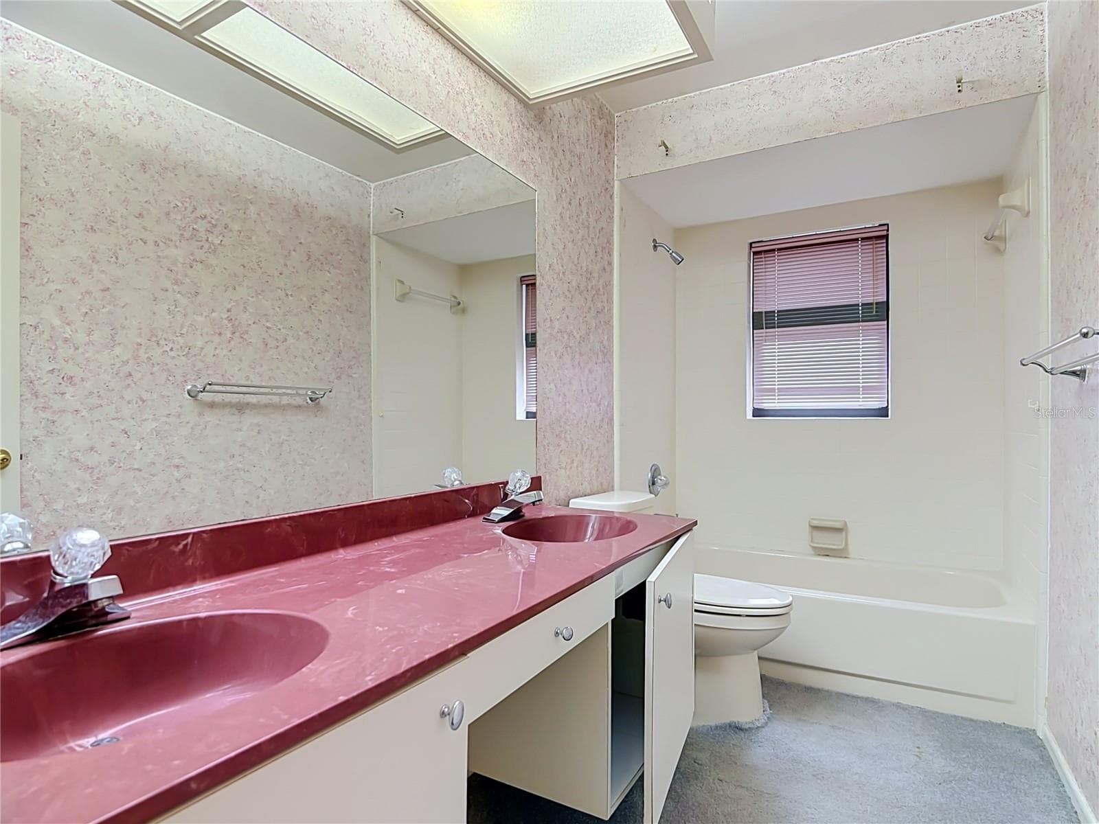 Hall/Guest bathroom/dual sinks - 3305 IMPERIAL LN, LAKELAND