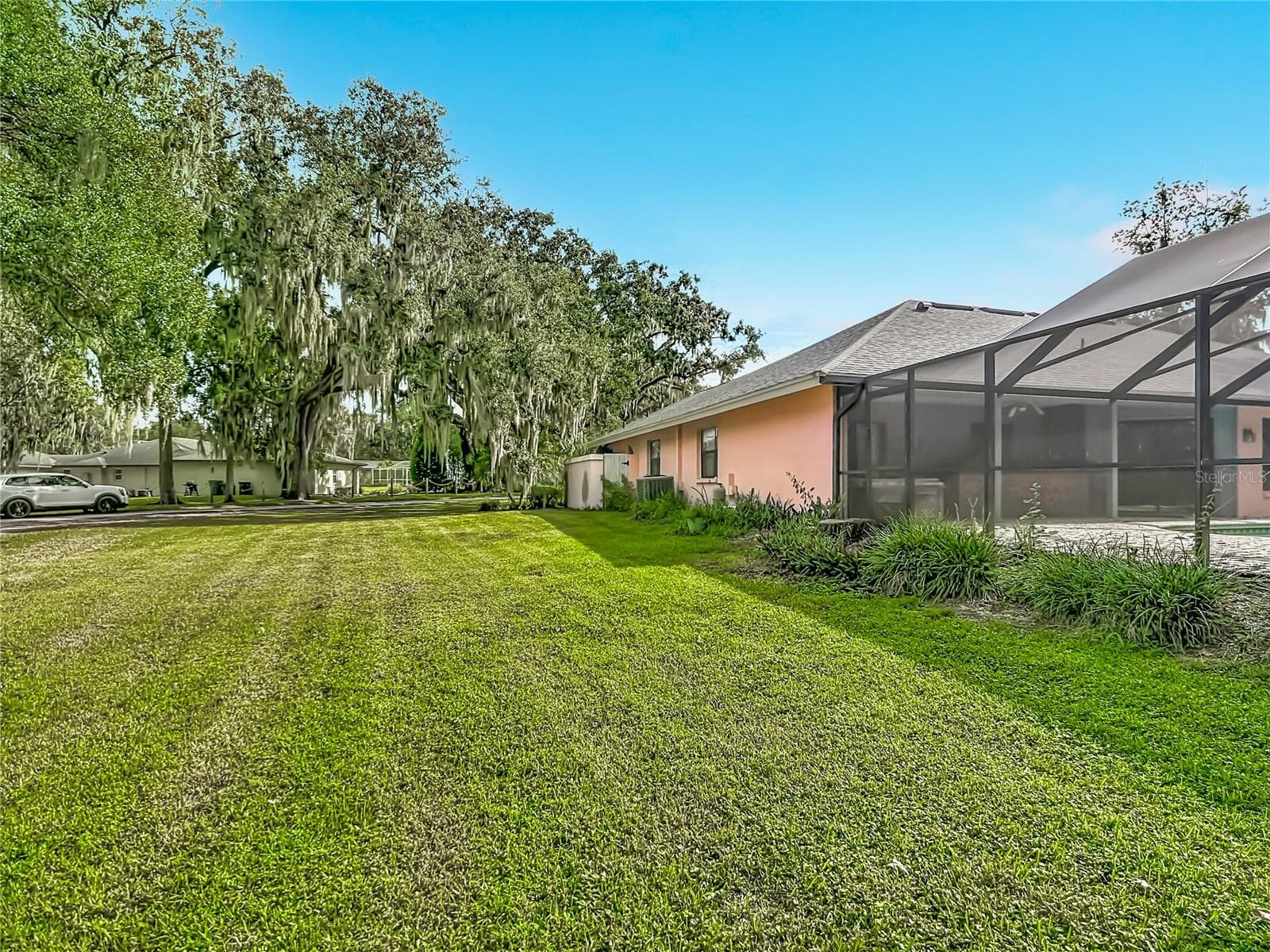Side yard - 3305 IMPERIAL LN, LAKELAND