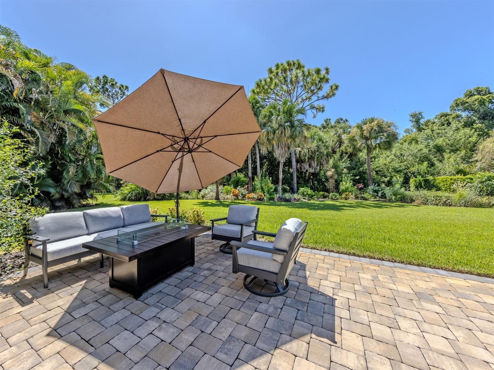 Single Family Residence at 143 WAYFOREST DR, VENICE, photo 8 of 60