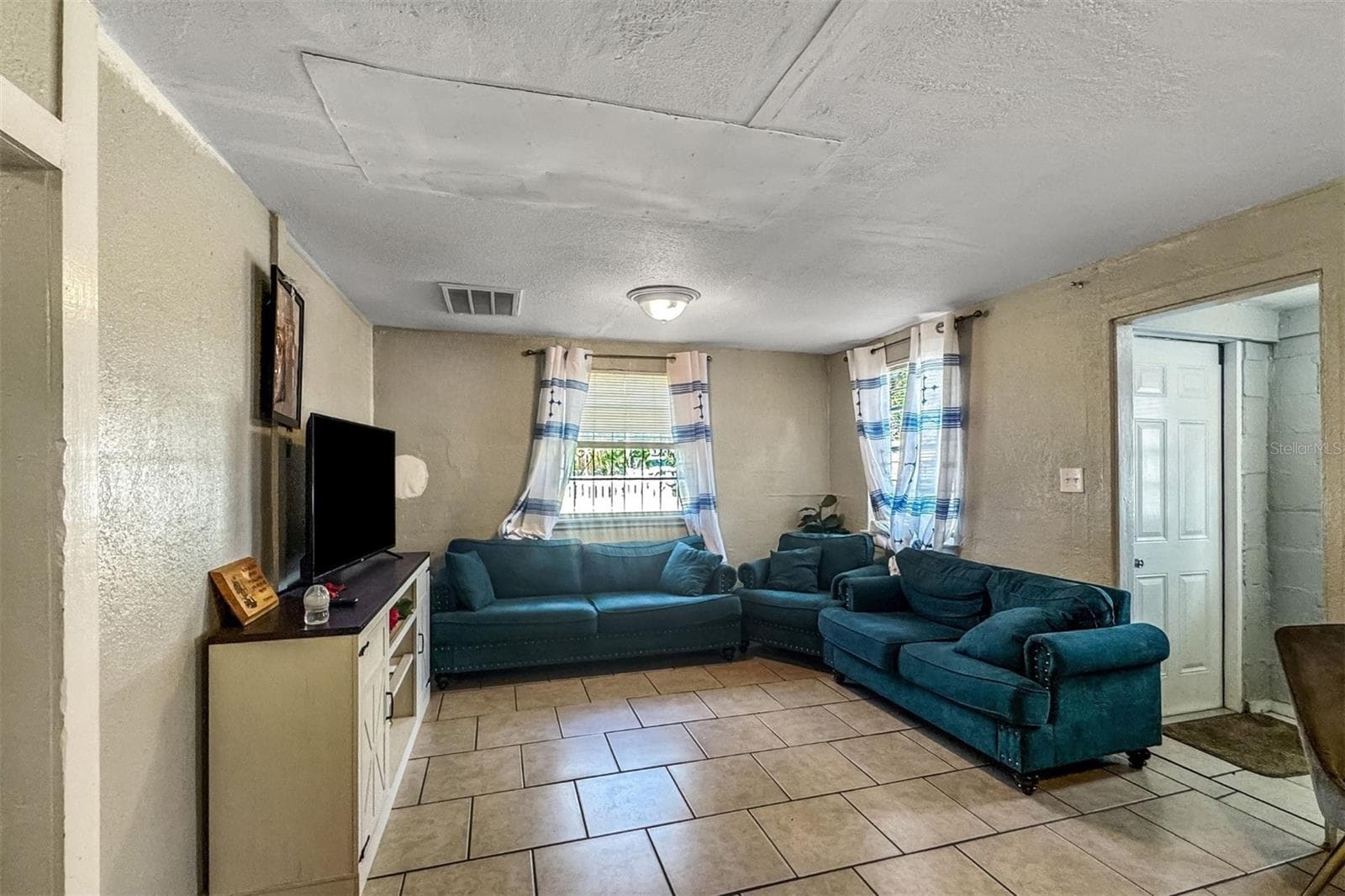 Single Family Residence at 8307 N HILLSBOROUGH LN, TAMPA, photo 2 of 10