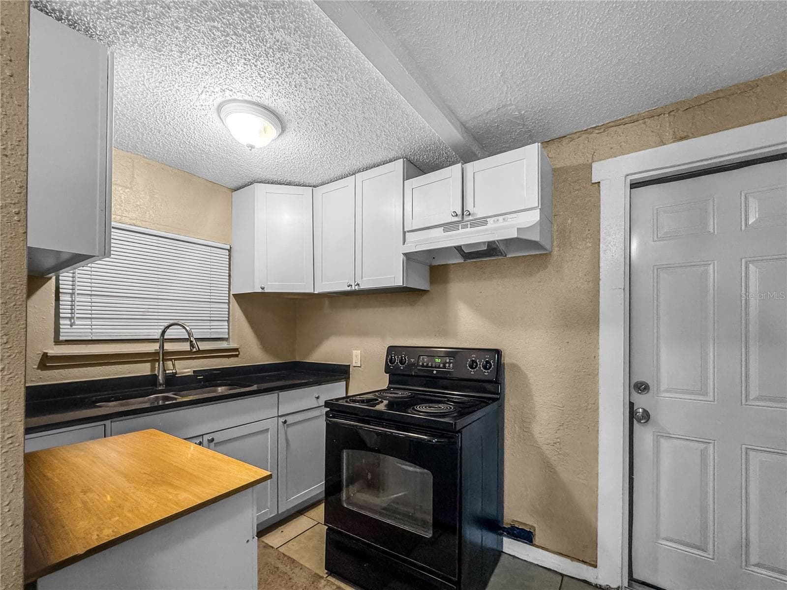 Single Family Residence at 8307 N HILLSBOROUGH LN, TAMPA, photo 3 of 10