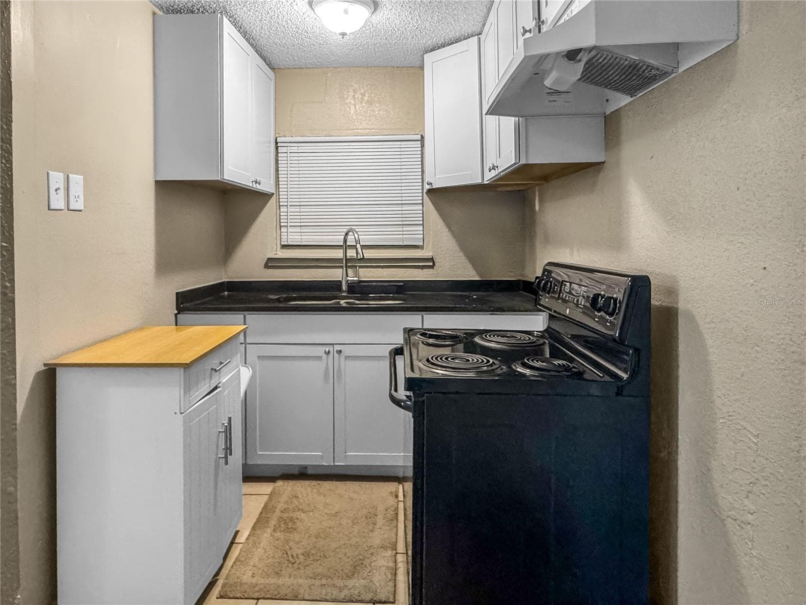 Single Family Residence at 8307 N HILLSBOROUGH LN, TAMPA, photo 4 of 10