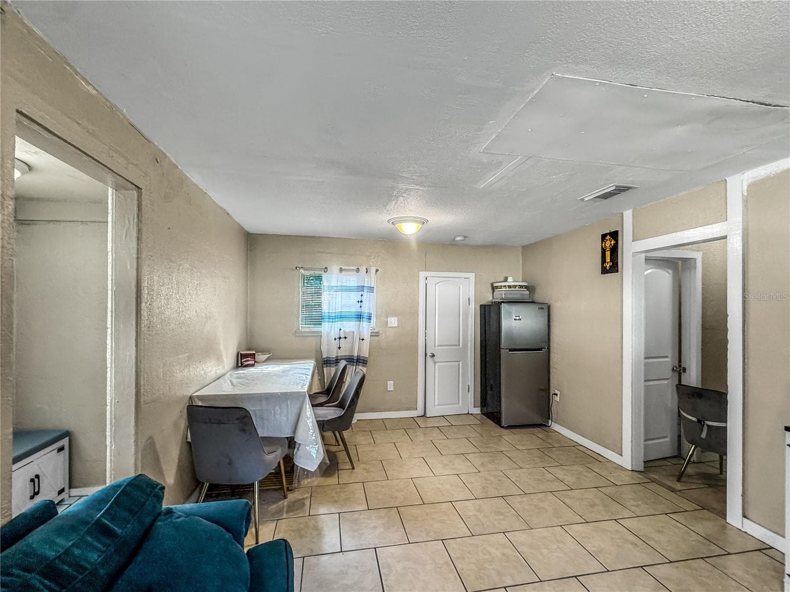 Single Family Residence at 8307 N HILLSBOROUGH LN, TAMPA, photo 5 of 10