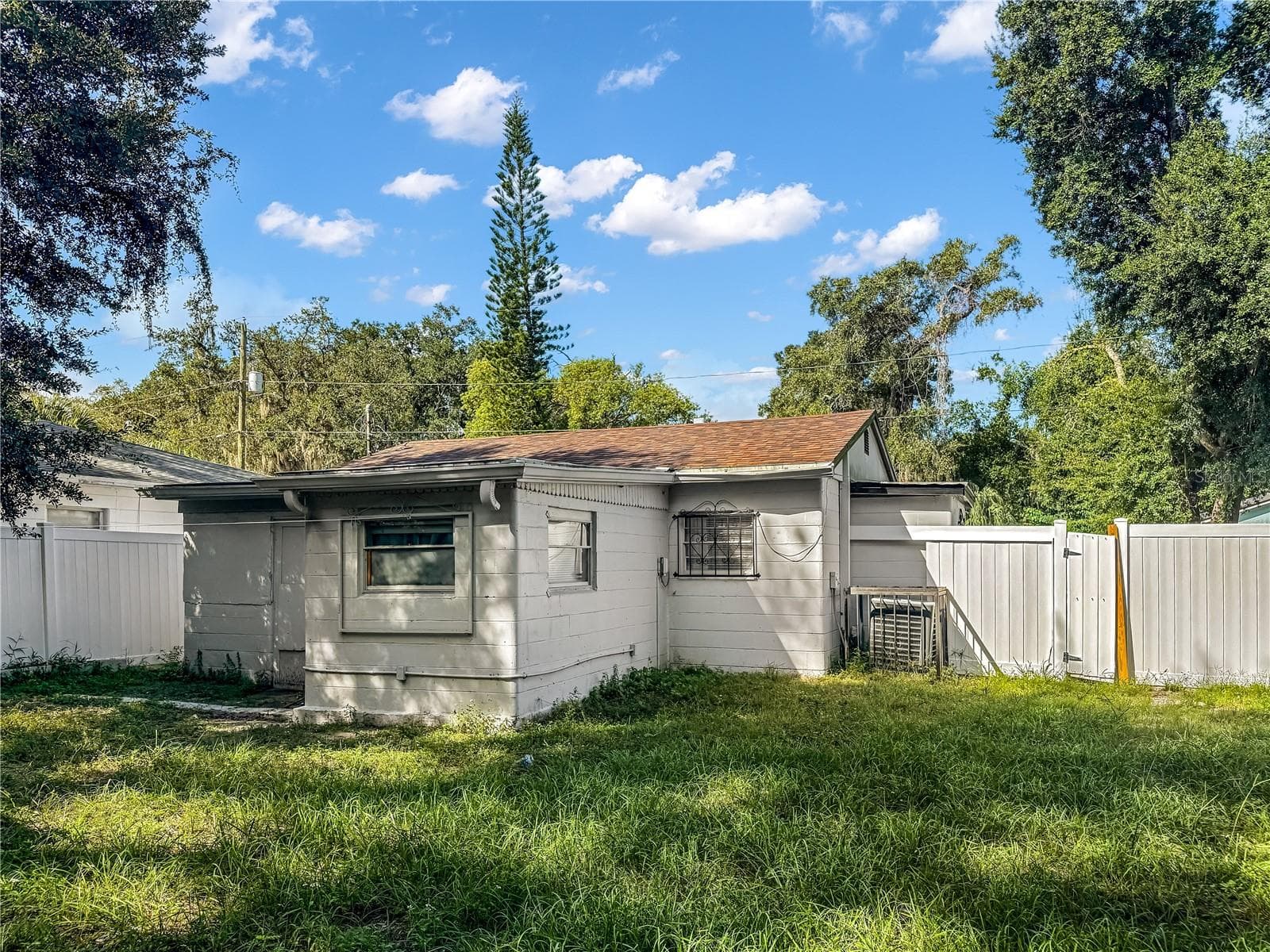 Single Family Residence at 8307 N HILLSBOROUGH LN, TAMPA, photo 9 of 10