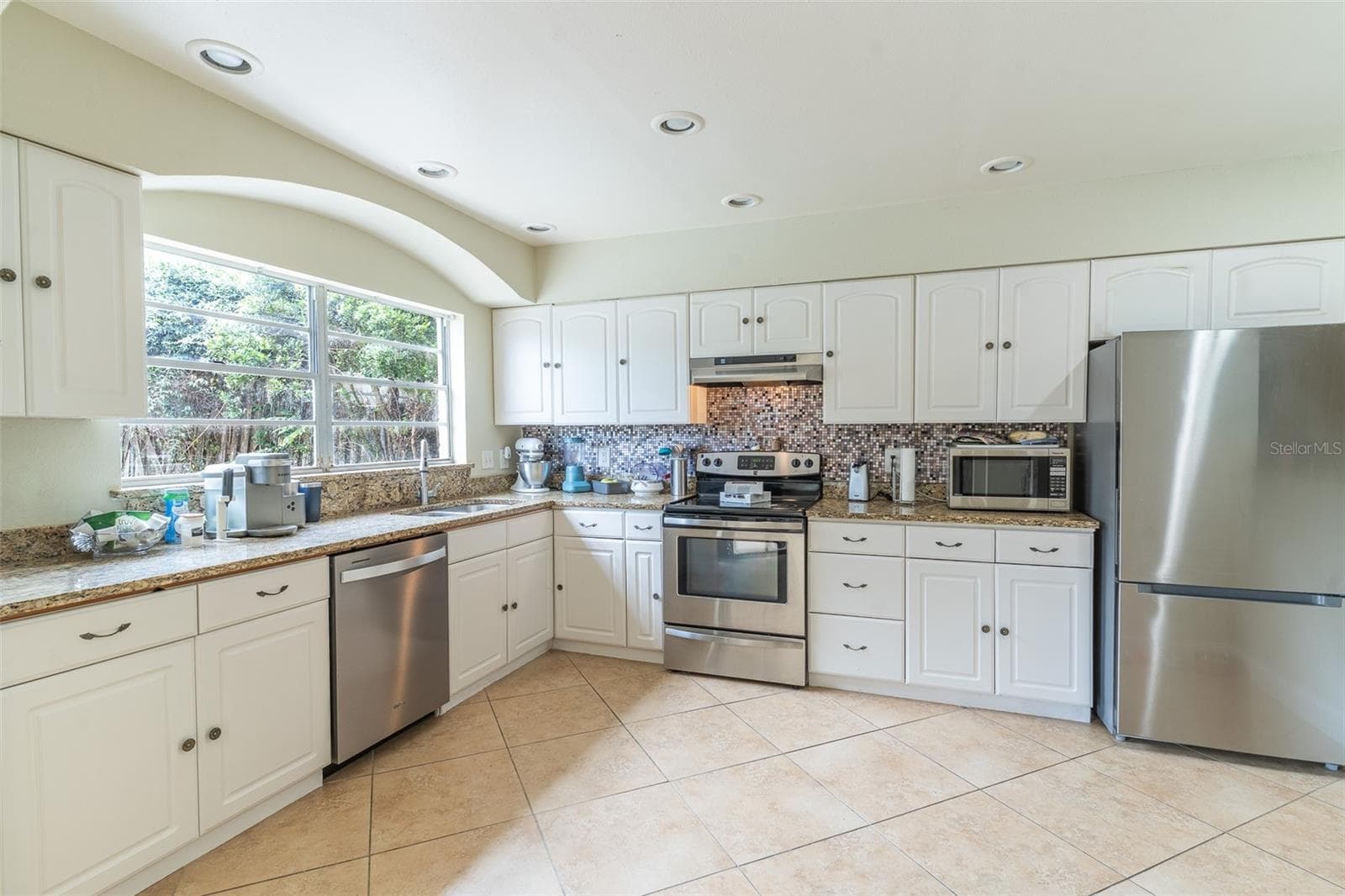 Single Family Residence at 631 STONE DR, BRANDON, photo 6 of 40