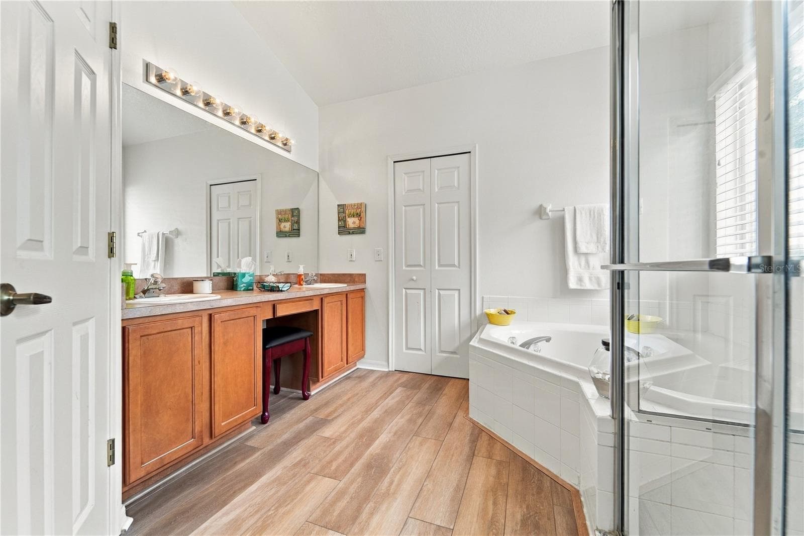 Primary bathroom with double sinks, tub and shower. - 1420 BENT OAKS BLVD, DELAND