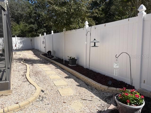 White vinyl fencing and more low maintenance yard - 1420 BENT OAKS BLVD, DELAND