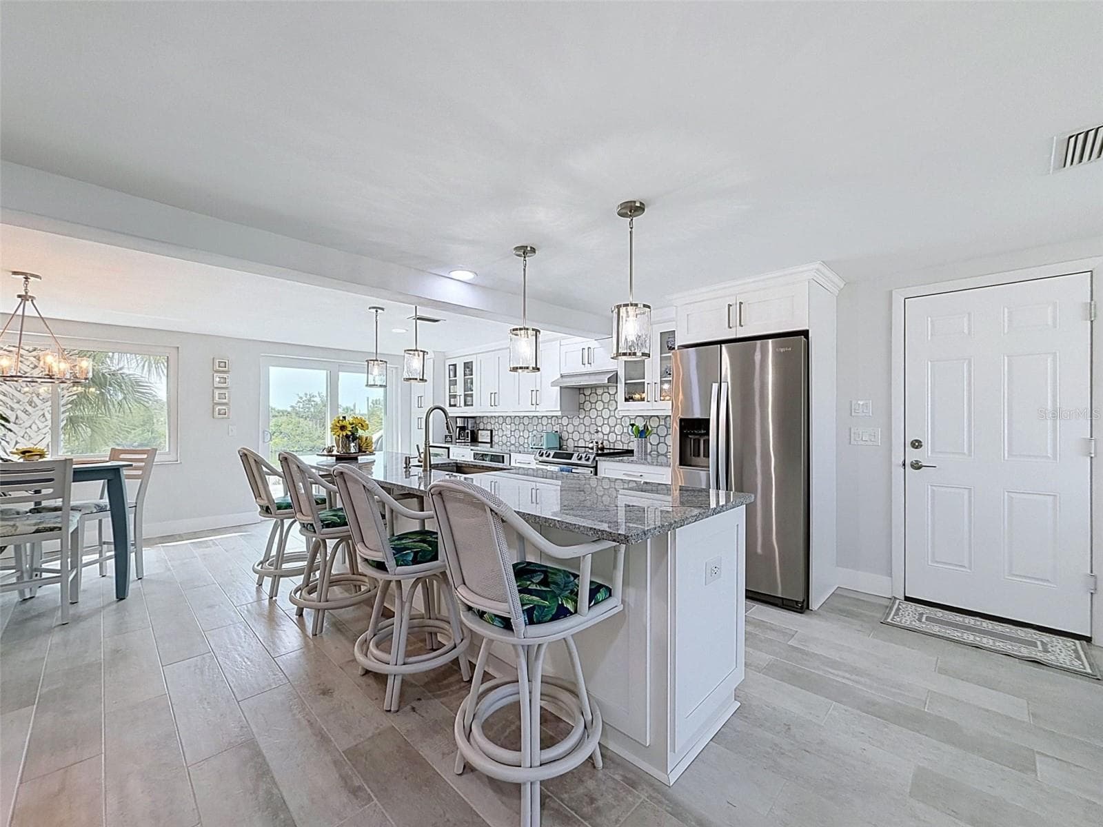 AN ENTERTAINERS DREAM. - 6618 LEESIDE ISLE, HUDSON