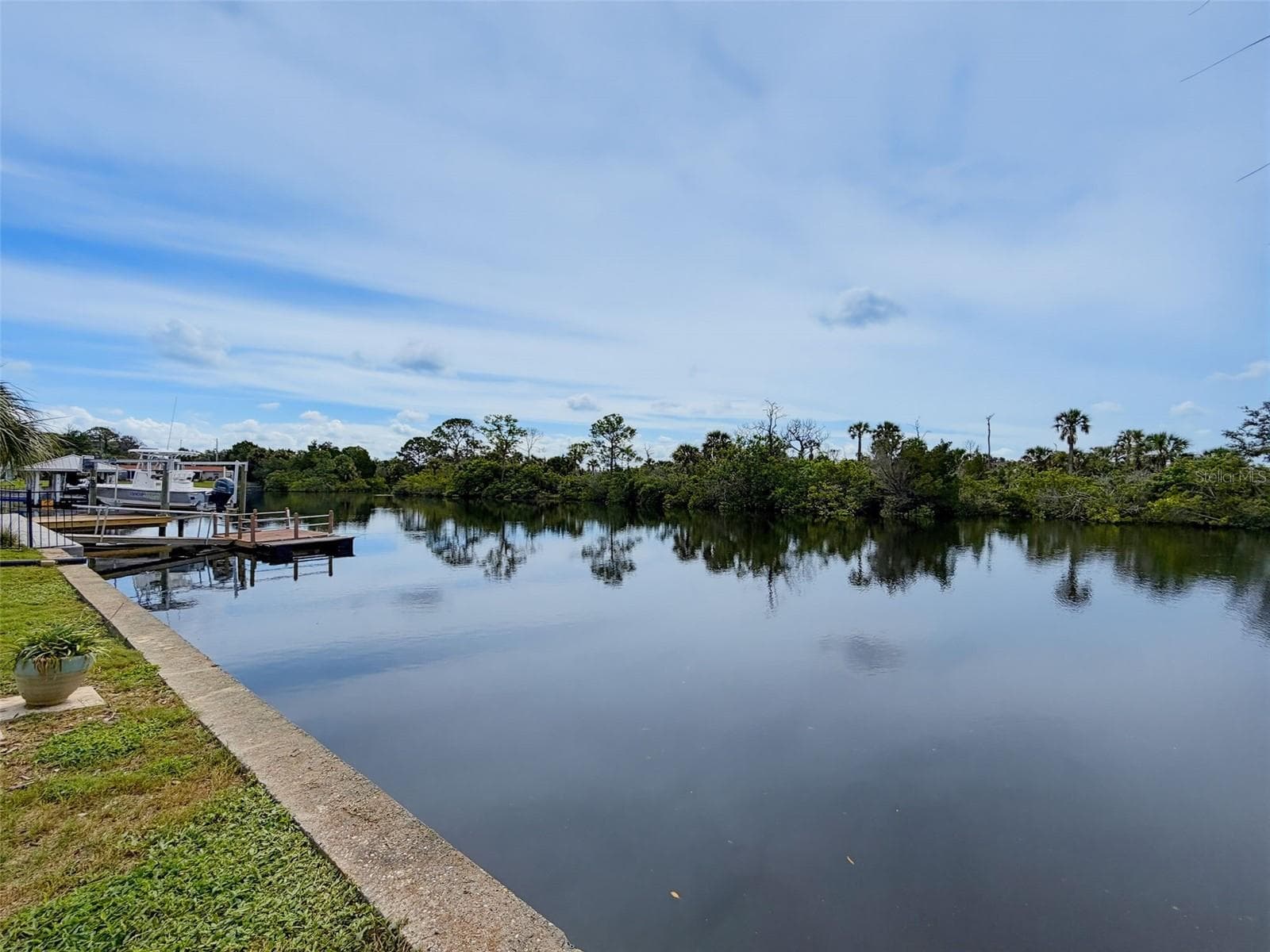 NICE WIDE CANALS - 6618 LEESIDE ISLE, HUDSON