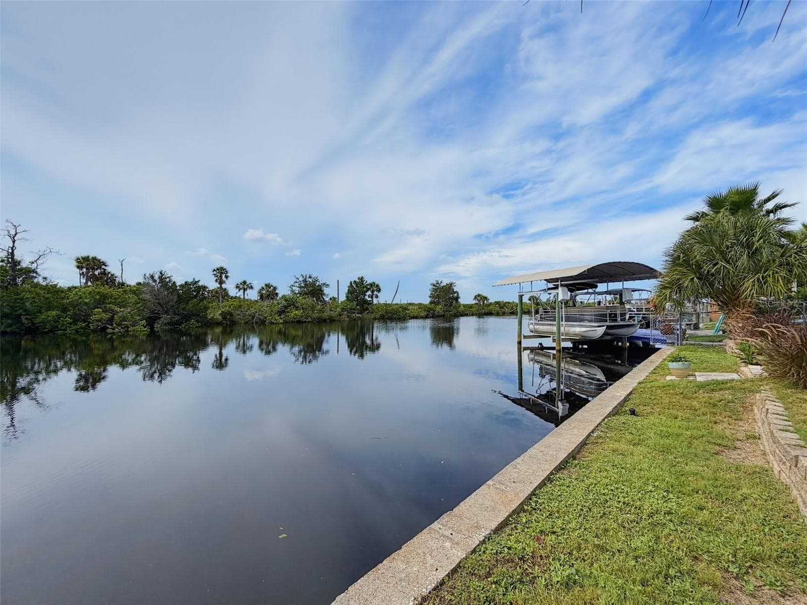 60 FEET OF SEAWALL WAITING FOR YOUR VISION - 6618 LEESIDE ISLE, HUDSON