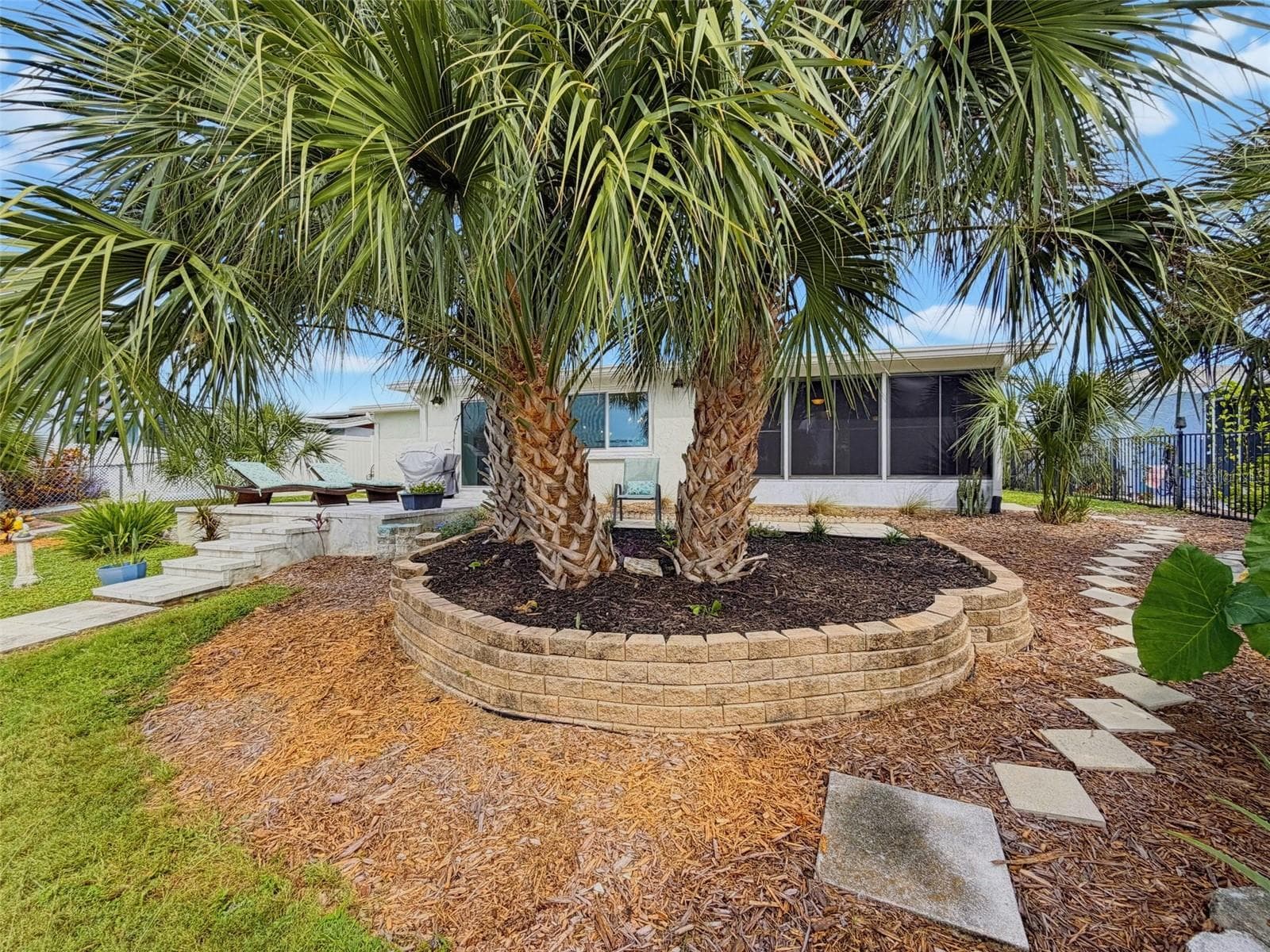BEAUTIFULLY LANDSCAPED - 6618 LEESIDE ISLE, HUDSON