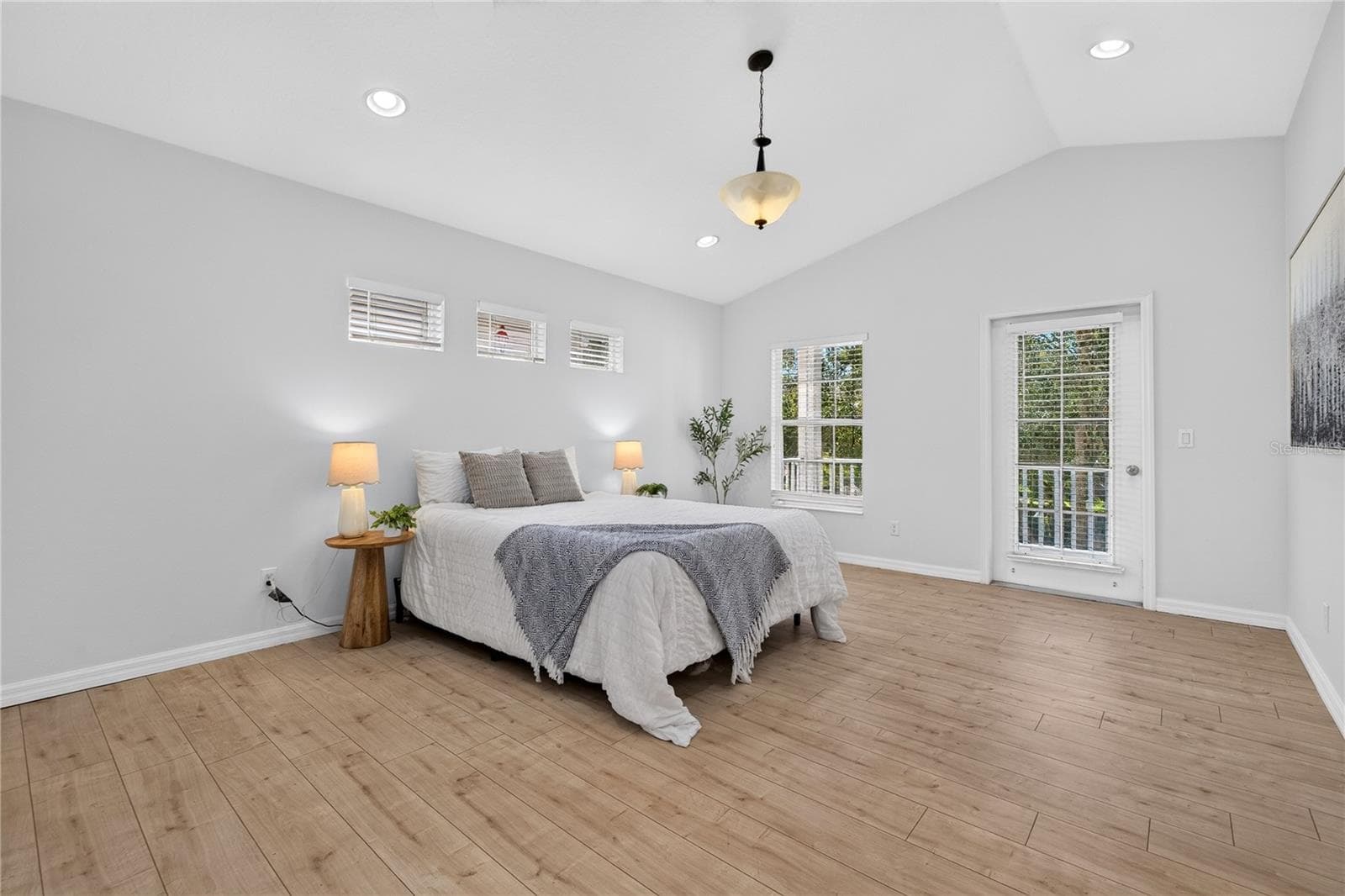 Large primary bedroom with balcony and vaulted ceiling. - 4904 FOREST CREEK TRL, PARRISH