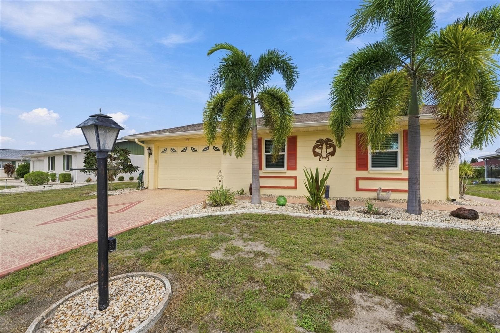This is a perfect Floridian cottage.  Perfect for winter retreats or year round residency, as it is only 3/4 mile from the central campus in Sun City Center. - 215 GENET CT, SUN CITY CENTER