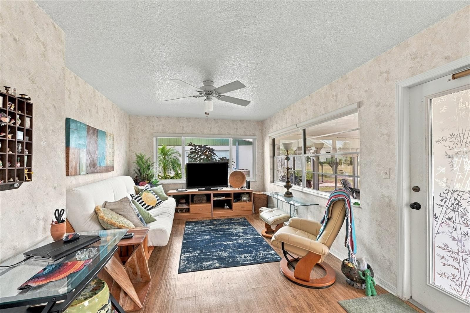 This space allows all of Florida's natural beauty to flow into the home.  No popcorn ceilings here! - 215 GENET CT, SUN CITY CENTER