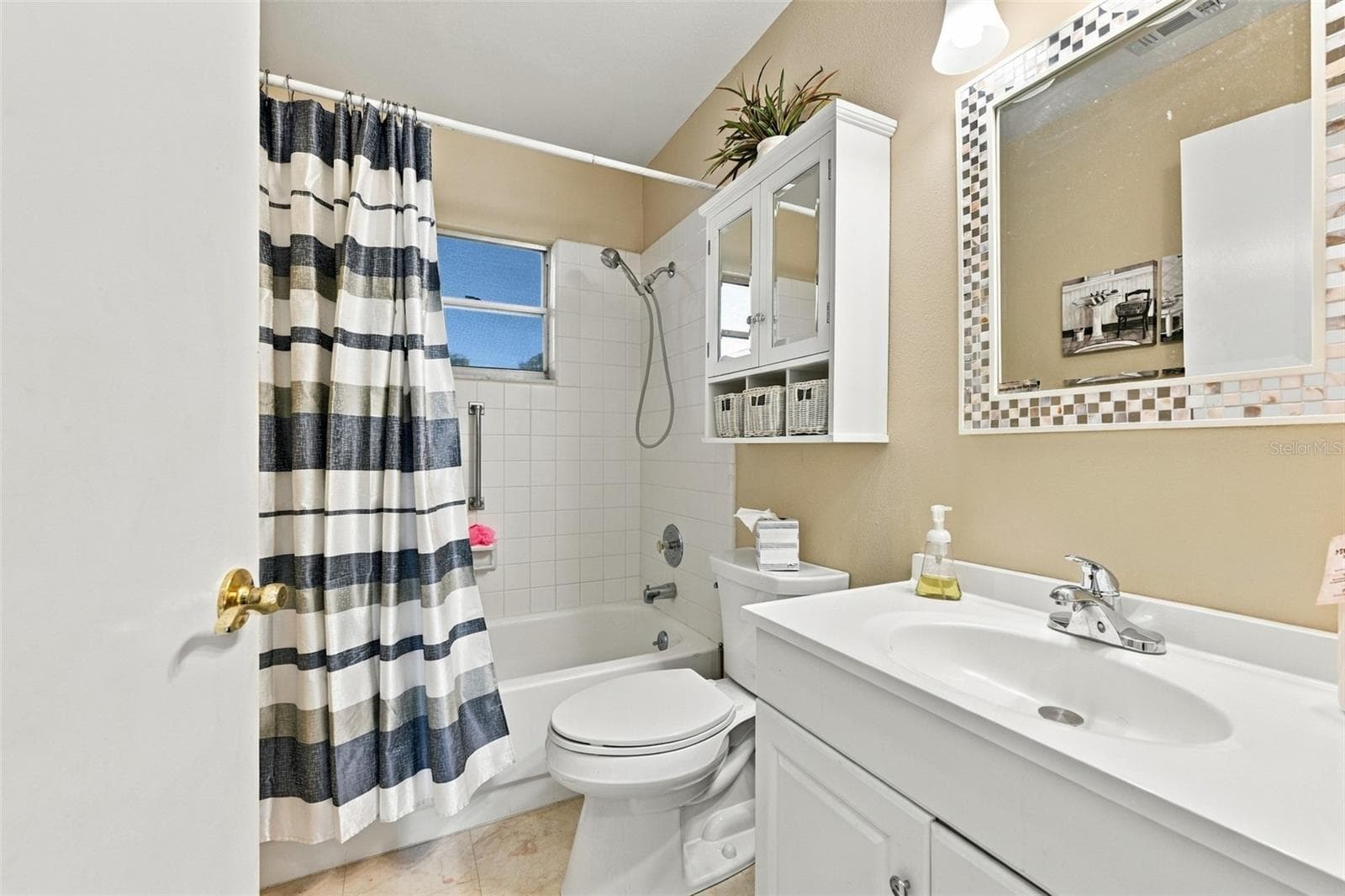 guest bathroom is clean, bright and ready for guests. - 215 GENET CT, SUN CITY CENTER