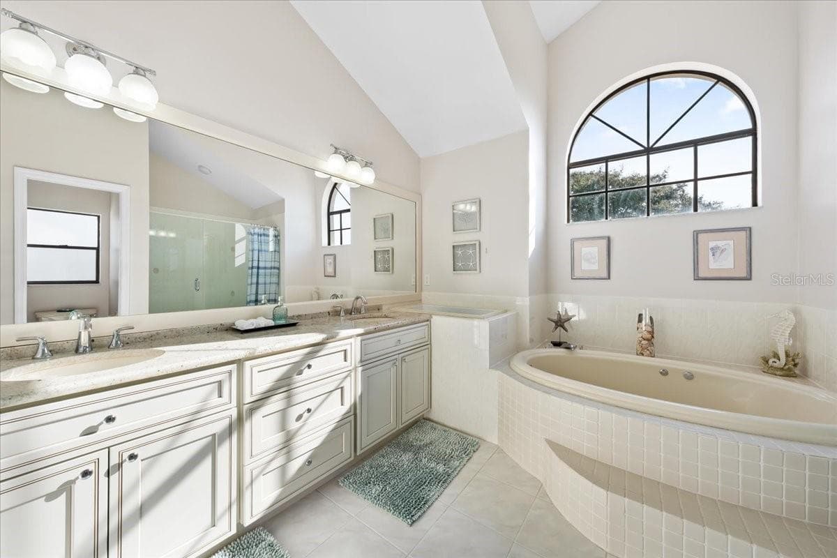 Primary Bath and Soaker Tub - 2656 SADDLEWOOD LN, PALM HARBOR