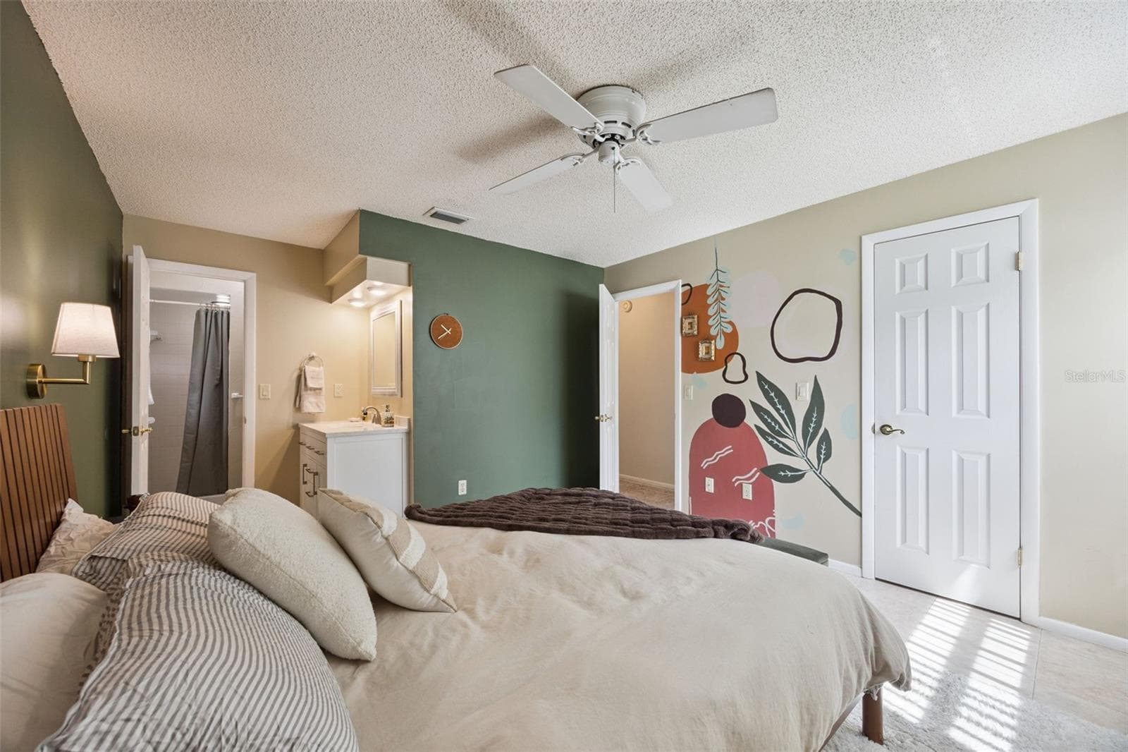 Primary room with ensuite bath - 4628 S SHORE RD, ORLANDO