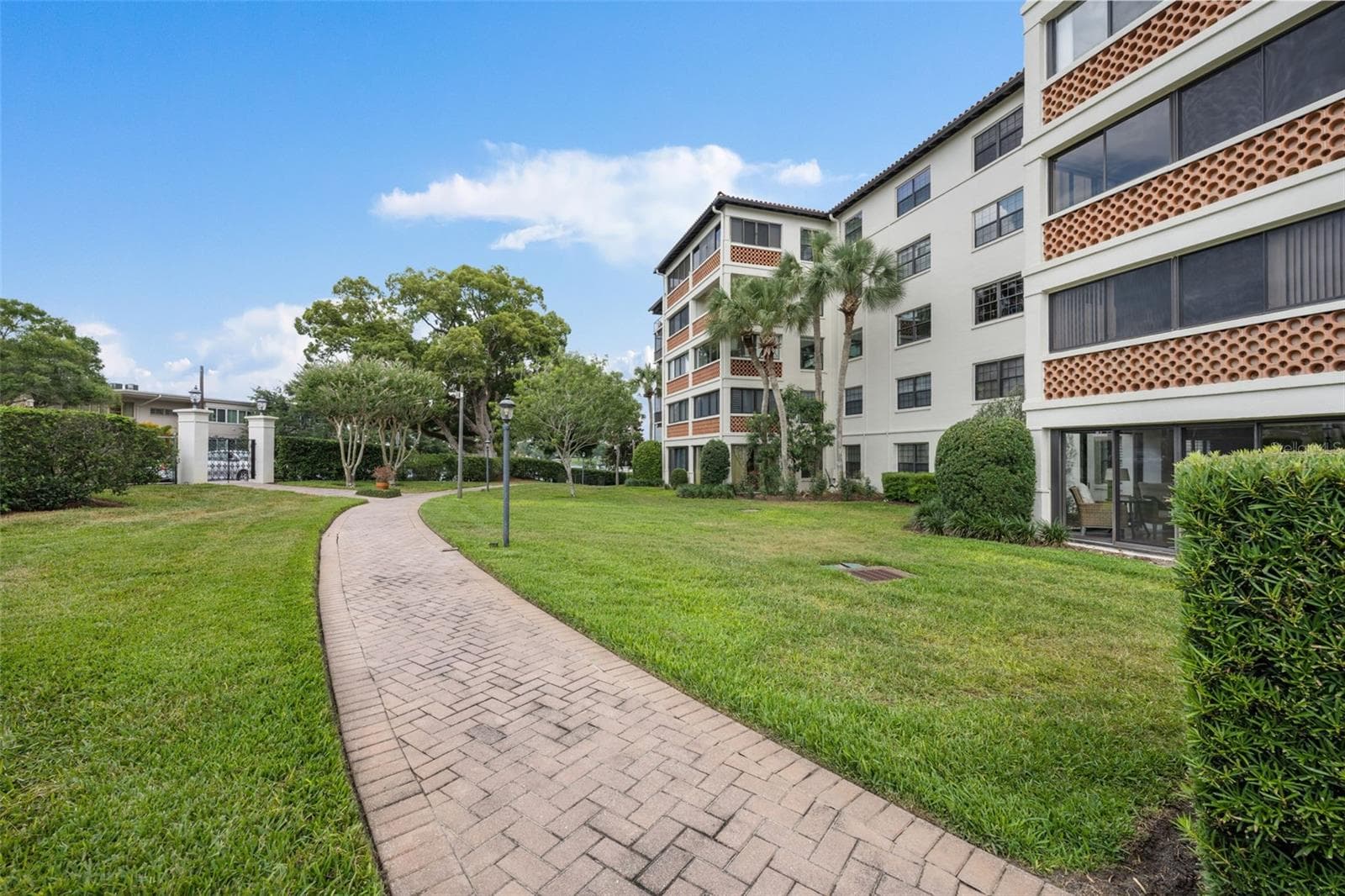 Condominium at 100 S INTERLACHEN AVE #401, WINTER PARK, photo 17 of 25