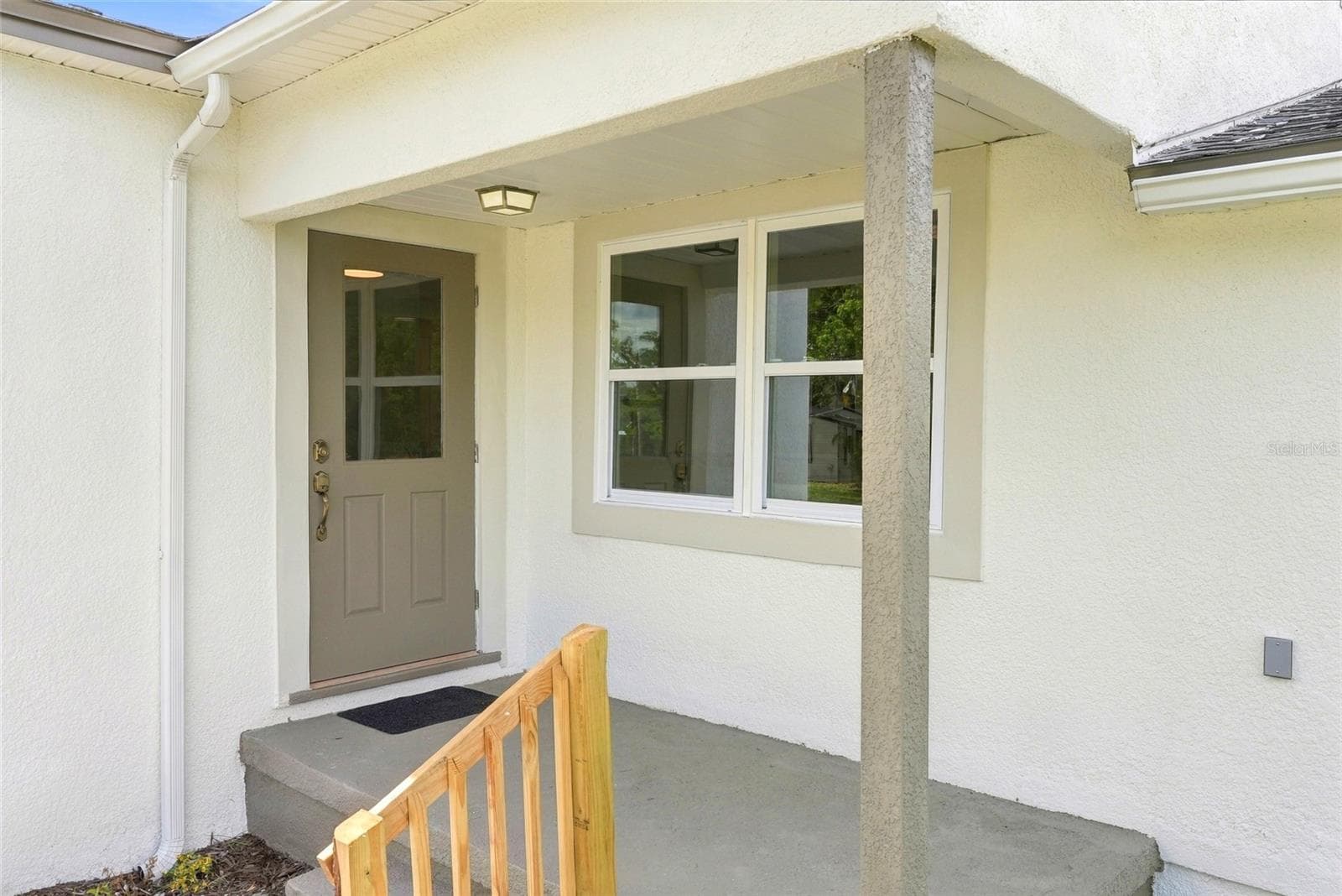 Front Porch - 8474 TOBAY RD N, ST PETERSBURG