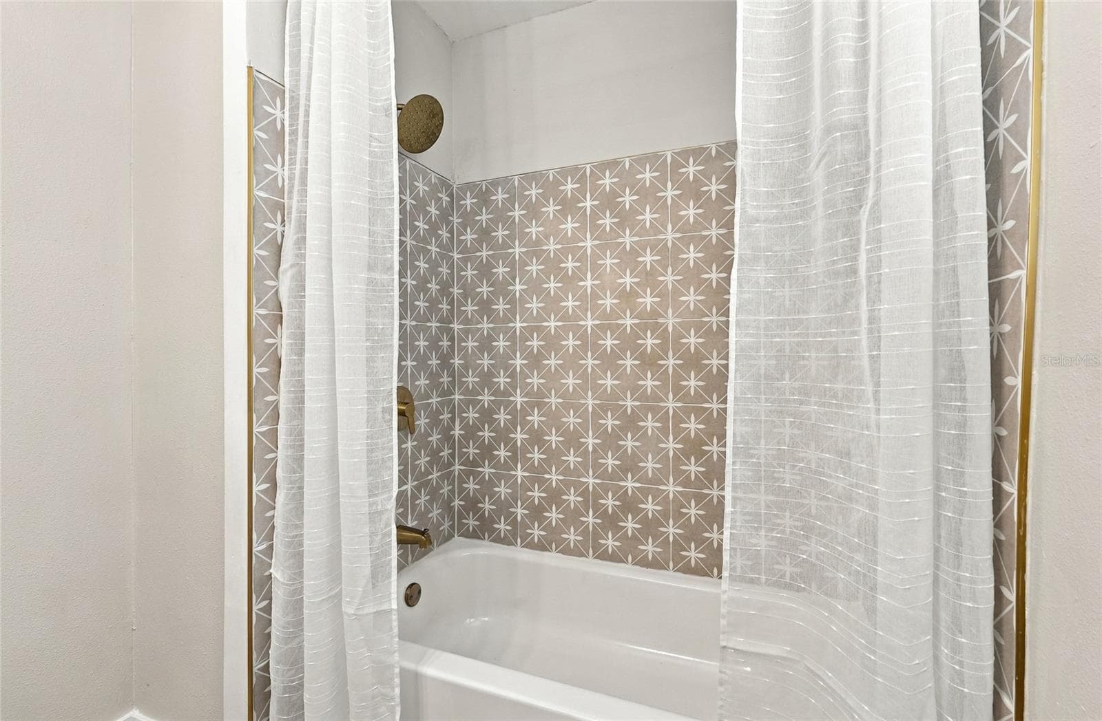 Hall Guest Bath - 8474 TOBAY RD N, ST PETERSBURG