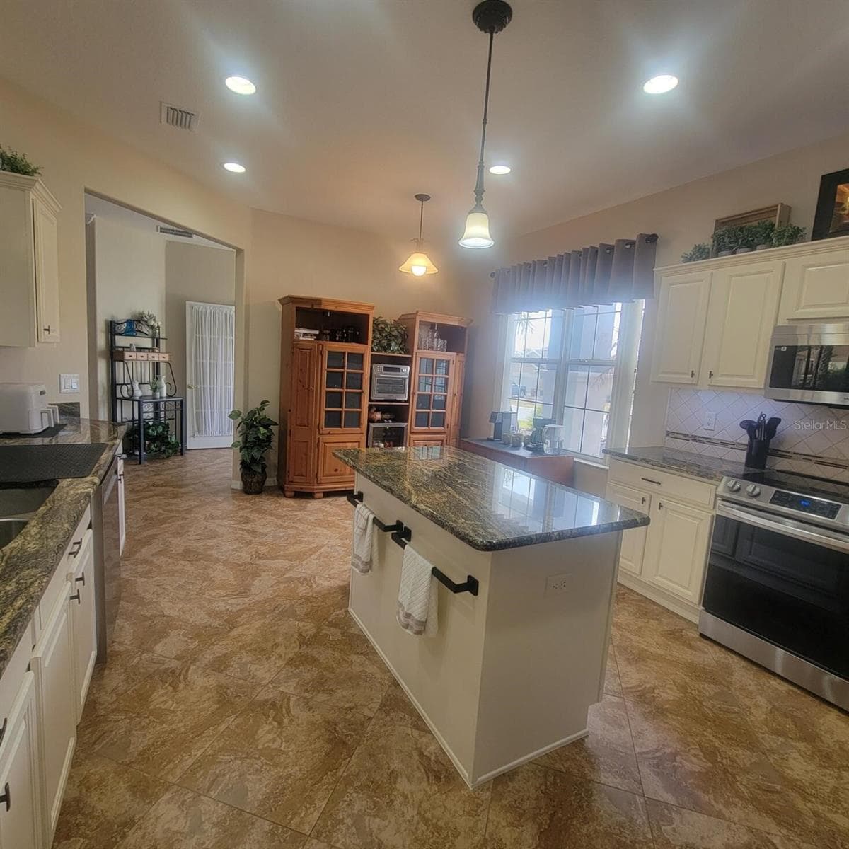 Single Family Residence at 9302 SE 120TH LOOP, SUMMERFIELD, photo 5 of 24