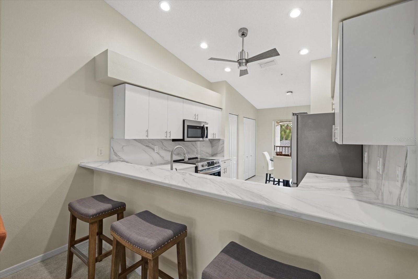 Counter Bar Seating - 9580 HIGH GATE DR #1822, SARASOTA