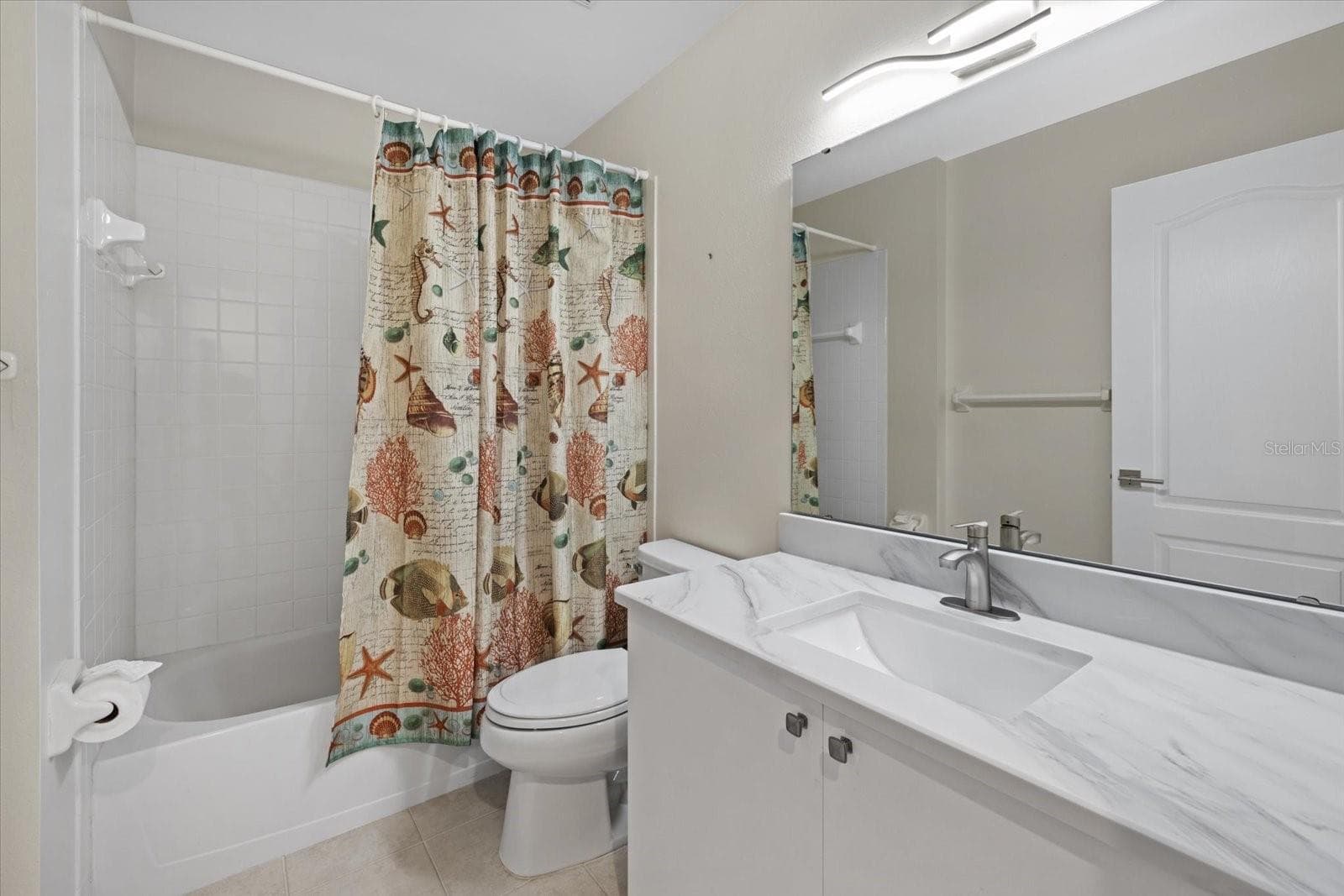 Guest Full Bathroom - 9580 HIGH GATE DR #1822, SARASOTA
