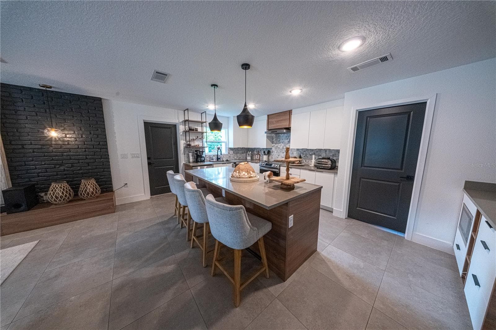 Single Family Residence at 9197 BAY HILL BLVD, ORLANDO, photo 7 of 27