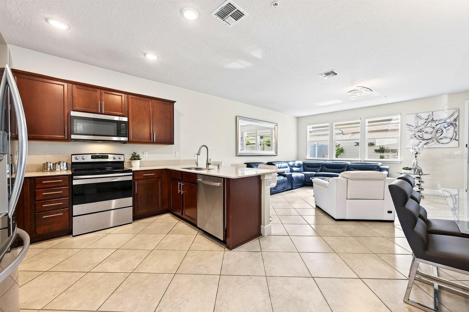 Your OPEN-CONCEPT living/dining/kitchen for comfortable family living - 5264 SAPLING SPROUT DR, ORLANDO