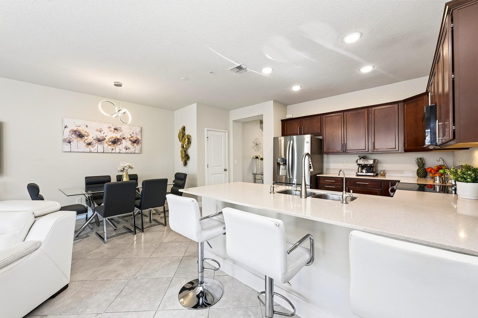 Kitchen features a pantry and large peninsula counter - 5264 SAPLING SPROUT DR, ORLANDO