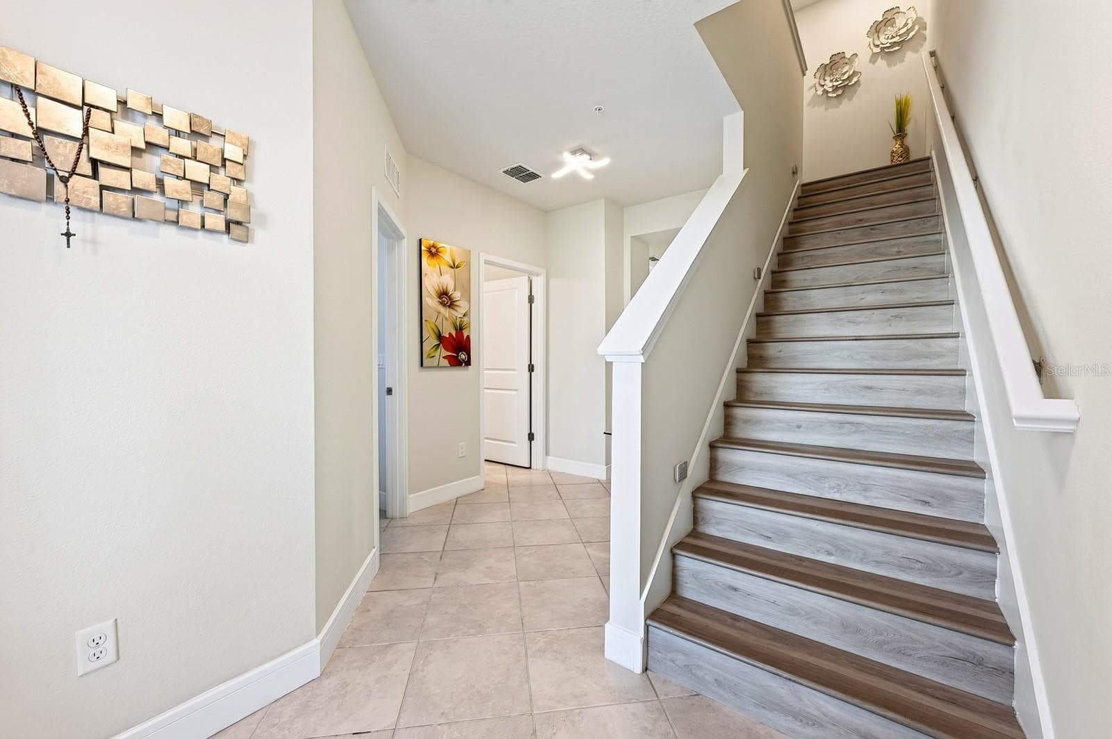 Entry hall and stairwell - 5264 SAPLING SPROUT DR, ORLANDO