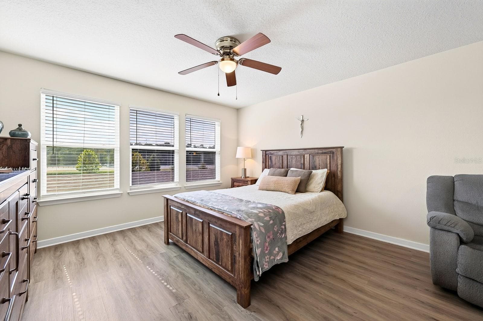 Primary Suite with 3 WINDOWS and a ceiling fan - 5264 SAPLING SPROUT DR, ORLANDO