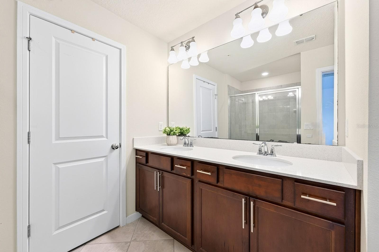 Dual sinks in the Primary Bath - 5264 SAPLING SPROUT DR, ORLANDO