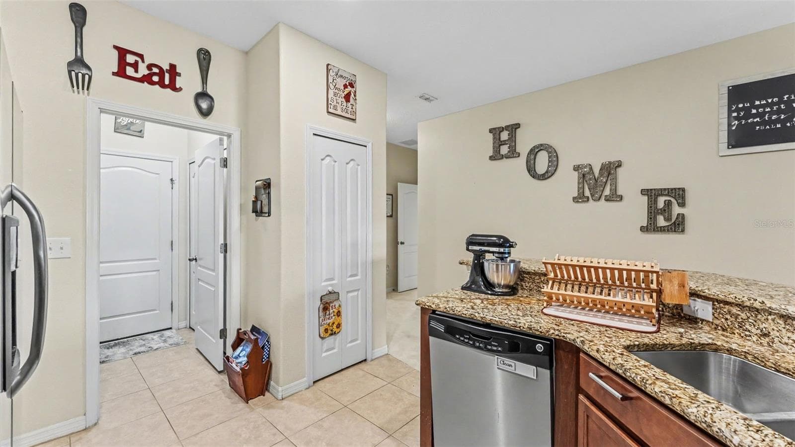 Townhouse at 4275 WINDING VINE DR, LAKELAND, photo 4 of 38