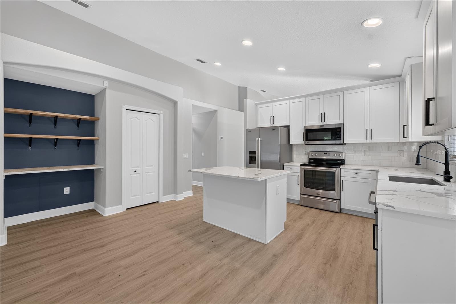 Single Family Residence at 5209 ABBEY PARK AVE, TAMPA, photo 6 of 67