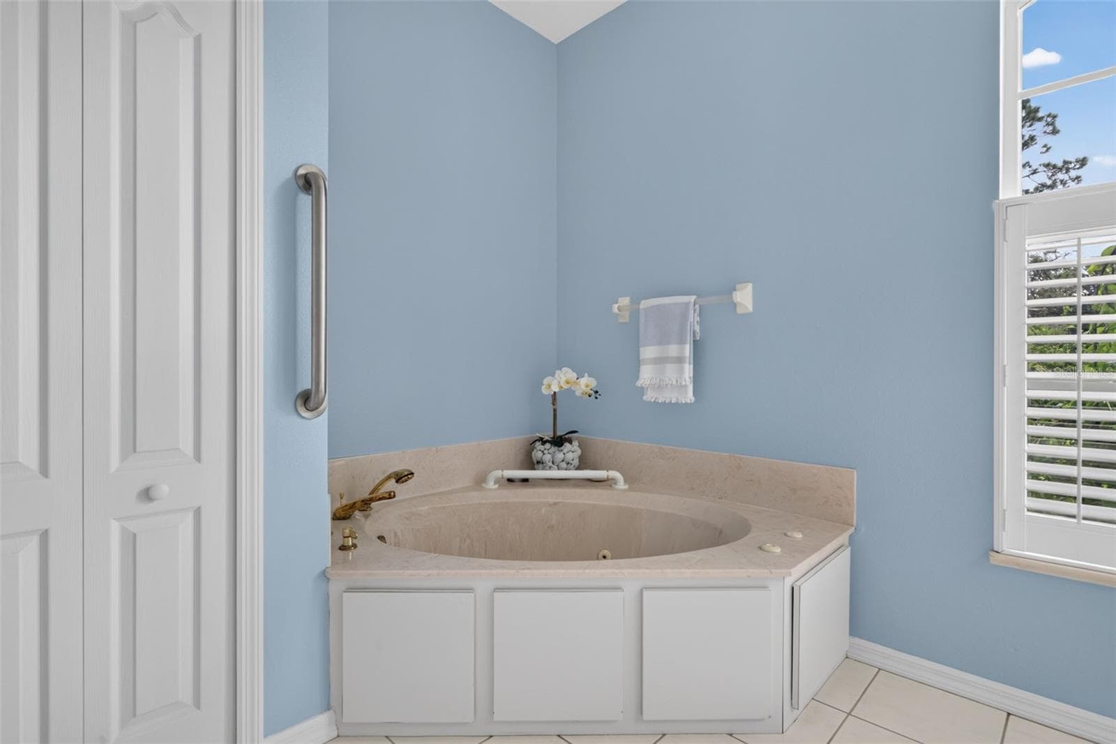 Large soaking tub - 150 N OXFORD DR, ENGLEWOOD