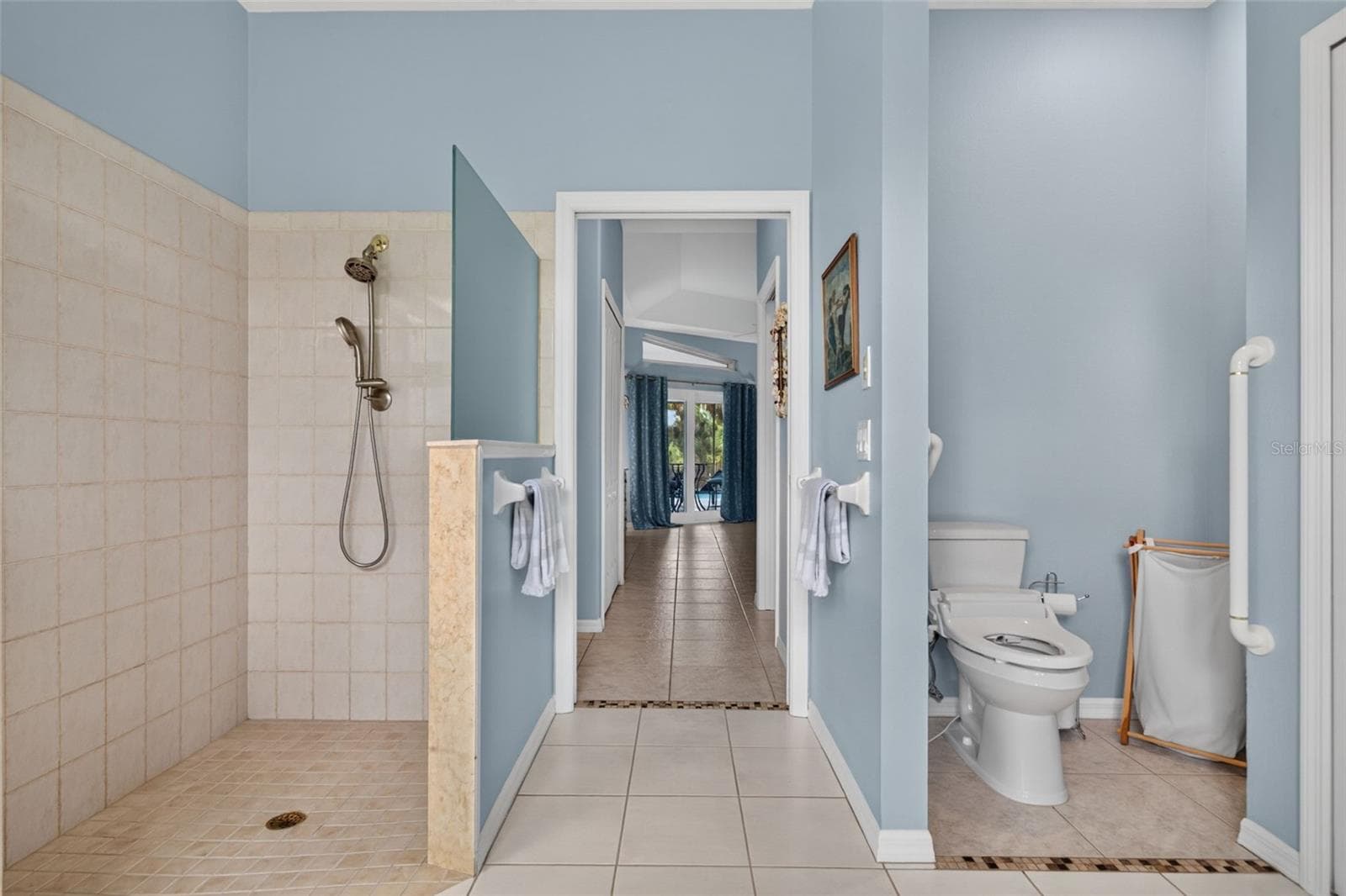 Walk in Roman shower - 150 N OXFORD DR, ENGLEWOOD
