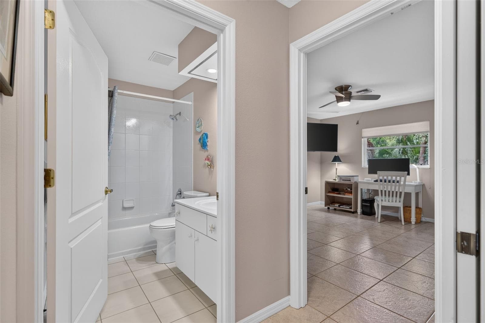 Guest bathroom - 150 N OXFORD DR, ENGLEWOOD
