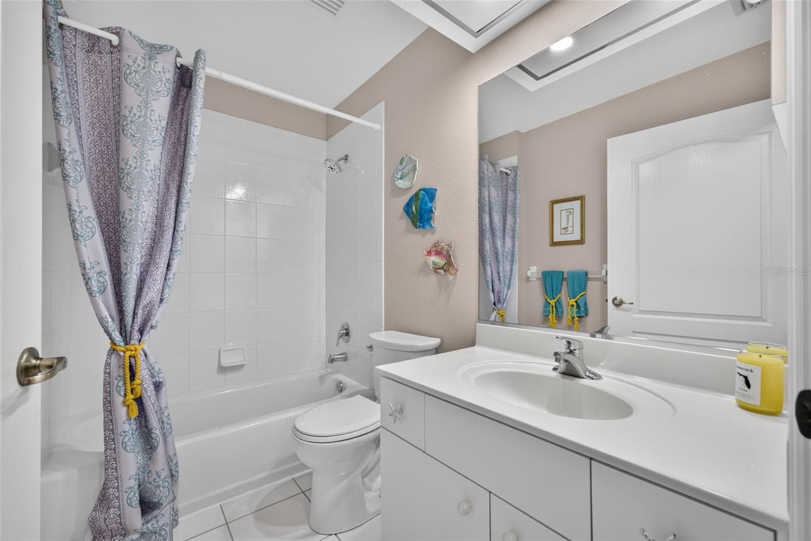 Guest bathroom - 150 N OXFORD DR, ENGLEWOOD