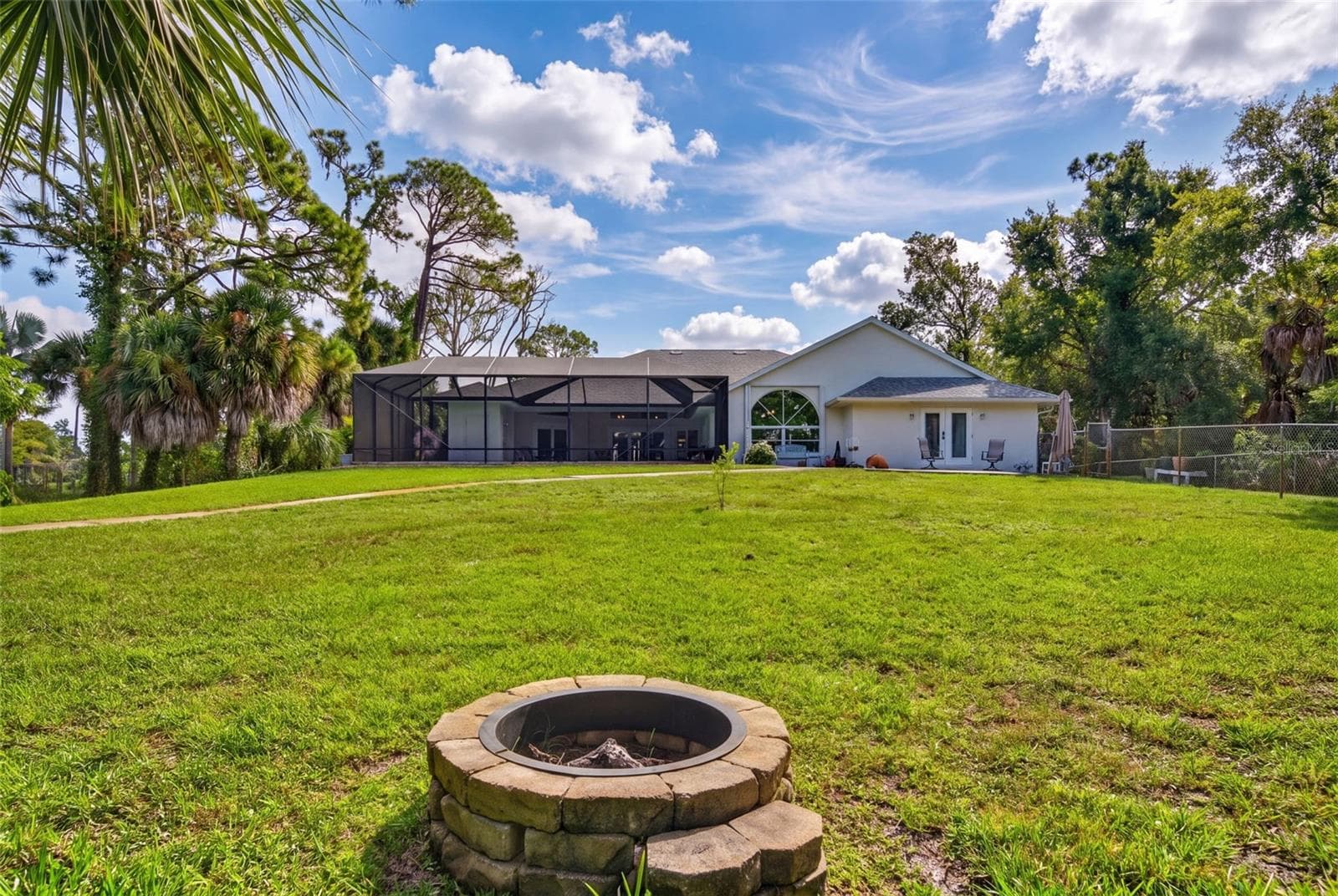 Outdoor fire pit - 150 N OXFORD DR, ENGLEWOOD