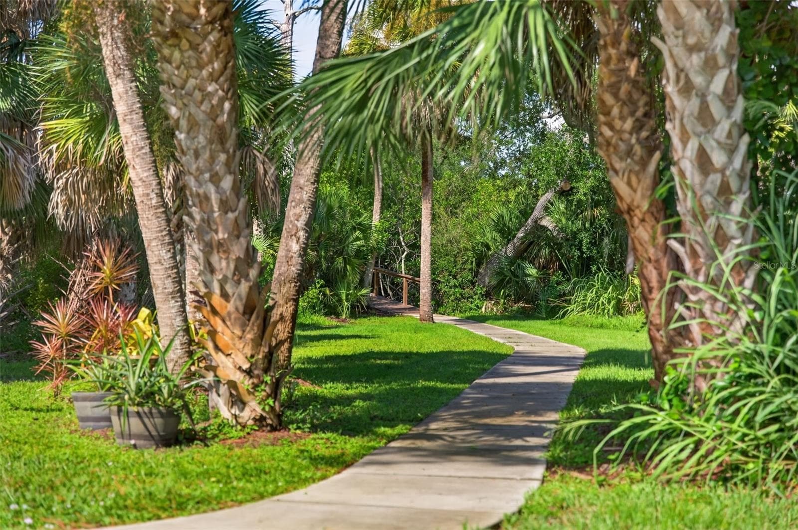 Walk way to the water - 150 N OXFORD DR, ENGLEWOOD