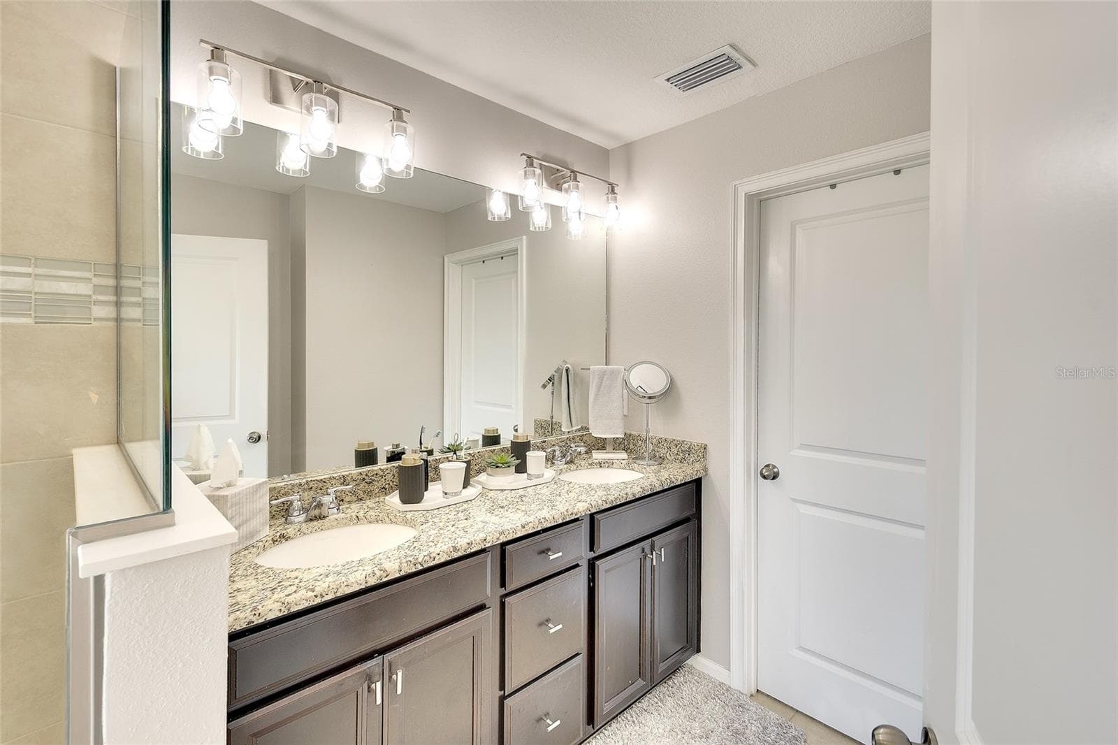 Primary bath (ensuite) with large walk-in closet behind that door! - 12207 TRAILHEAD DR, BRADENTON