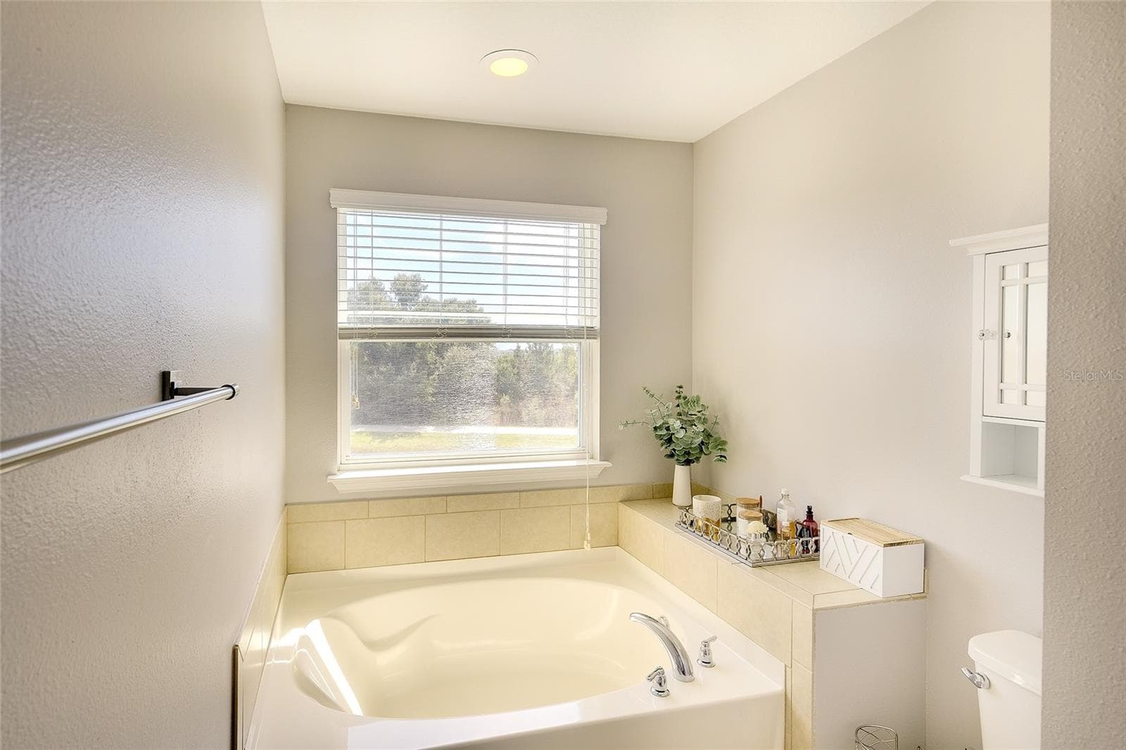 Primary bath with soaking tub - 12207 TRAILHEAD DR, BRADENTON