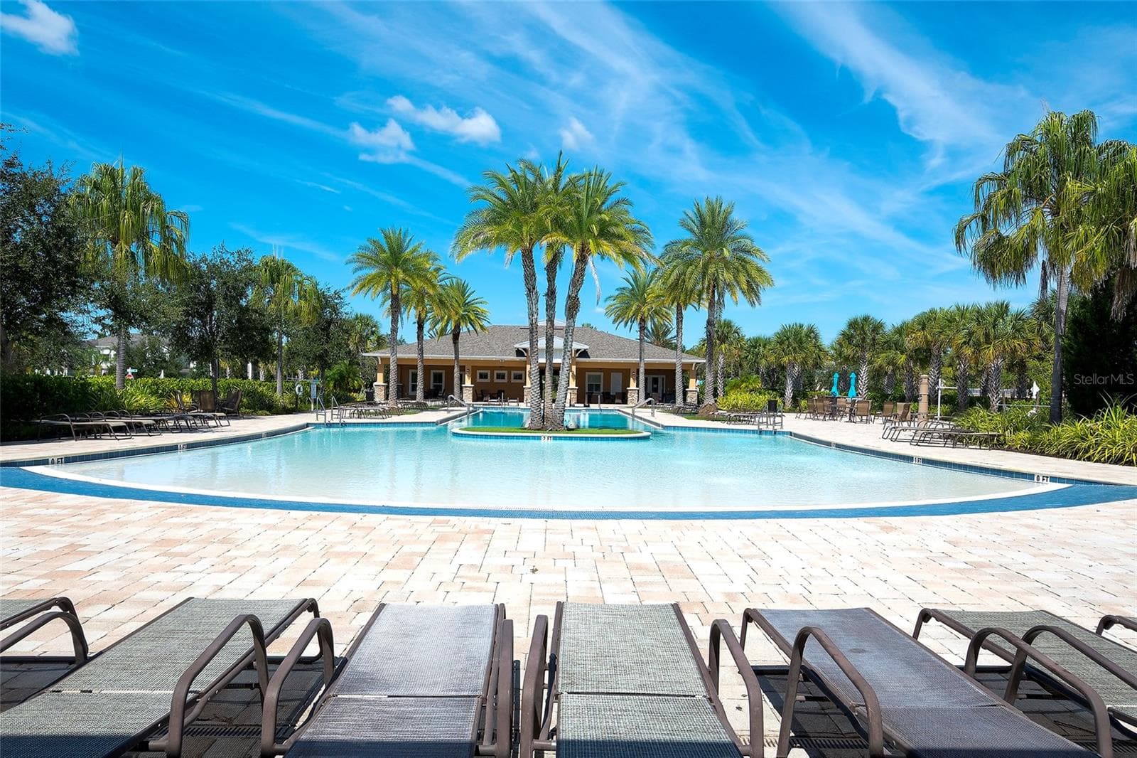 The beach entry pool makes it easy to cool off - 12207 TRAILHEAD DR, BRADENTON